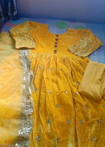 FULL VELVET GOWN SET..💛