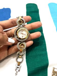 Elegant Gold Louger Watch