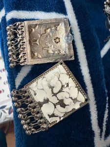 Elegant metal Silver Earrings with white emboss