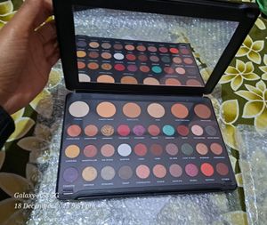 Makeup Revolution Eyeshadow Palette