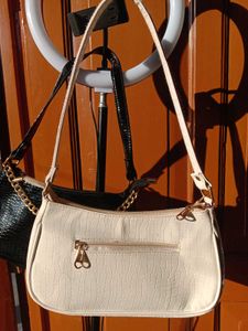 Trendy Shoulder Bag With Golden Chain 🎀