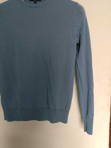 uniqlo branded swaetshirt .