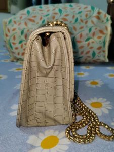 Chic Beige Croc-Embossed Chain Bag