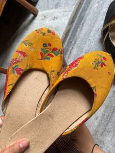 Mustard Floral Juttis