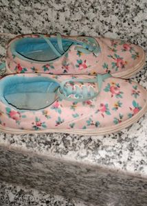 📢 Used Footwear for Sale – Size 7 (Affordable)