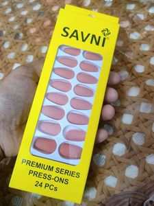 SAVNI Premium Press-On Nails - 24 pc Set