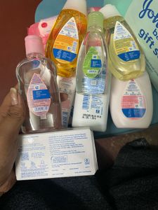 Johnson&#39;s Baby Gift Set with Backpack