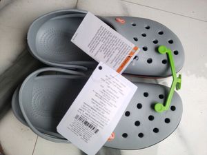 NEW WITH TAG CROCS UNISEX FOOTWEAR
