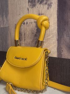 FASTRACK Women Solid Sling Bag