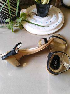 Heel&#39;s Black &amp; Gold Sandals
