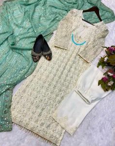 Elegant Pakistani Salwar Kameez