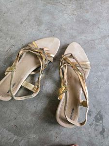 Elegant Gold sandals  👡 and grey
