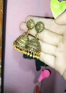 women girl earing jhumka