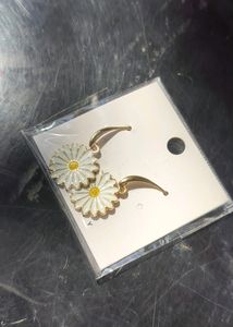 Daisy White Earrings