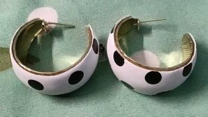 A PAIR OF KOREAN STYLE EARINGS