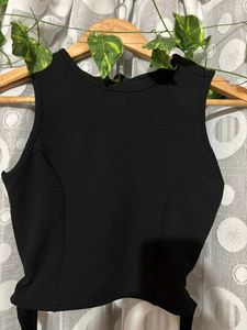 Black Backless style crop top 🌺