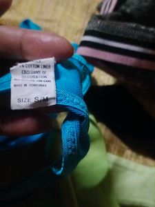 3 Thongs, One New Balance