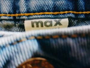 Girl&#39;s Distressed Denim Jeans