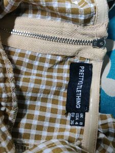 It&#39;s a crop top with criss cross band.