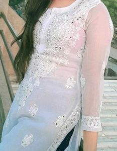 Now Chikankari kurti ⚪️