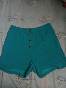 Green Buttoned High-Waisted Shorts