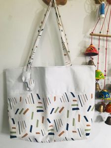 Stylish Tote Bag🤍🍩