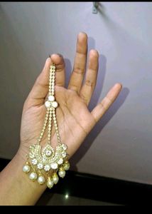 Elegant Gold-Toned Maang Tikka