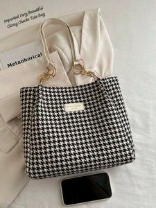 Checks Tote