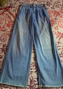 Wide–leg Jeans