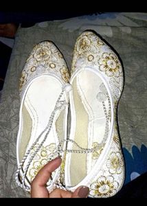 Embroidered White &amp; Gold Jutti