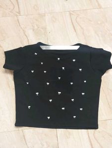 BOW EMBROIDERED BLACK TOP.