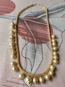Attractive chain with beads