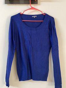 Absolutely gorgeous round neck woolen top