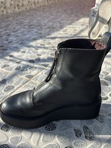 H&amp;M Women Boots EUR: 35