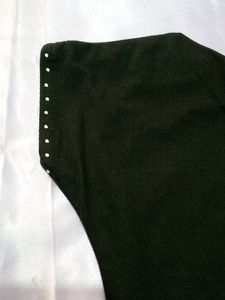 Kids Top- Size 28, Can fit 3-5 years