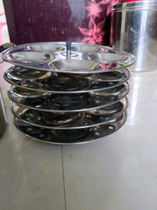 Idli Maker,Slight Bend In Lid Bt Still Usable