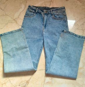 Retro 2000s style straight fit light wash jeans