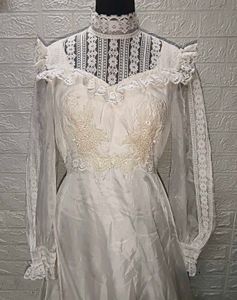 Lace Vintage Wedding Dress/ Gown