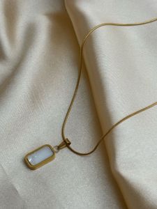 Black-White Reversible Pendant Neckchain