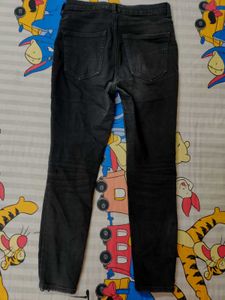 H&amp;M Black Skinny Jeans👖 (Mostly U***)