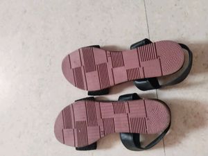 🖤 black Strappy Sandals