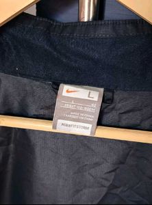 Nike Windbreaker Jacket - Stylish &amp; Light