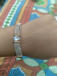 Chain With Stunning Brace Let