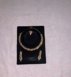 Multicolour Stones Necklace Set
