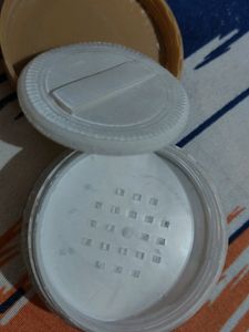 Mamaearth Glow Mattifying Loose Powder