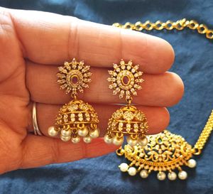 Gold-tone Necklace with Pearls