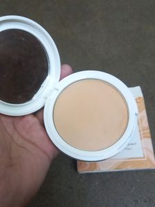 Myglamm LIT Radiant Matte Compact
