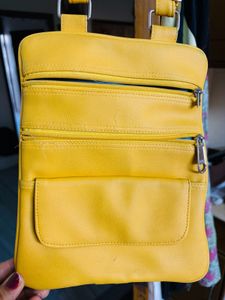 Smart Girly Slingwith 3 Zip N One Pocket