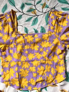 🌼New Bright Yellow Floral Top🌼