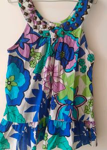 🌺 Floral 🌺 Top With Beautiful Neckline